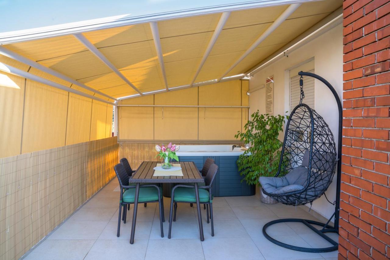 Apartment Paula With Private Jacuzzi And Parking- Near The Beach Zadar Exterior photo