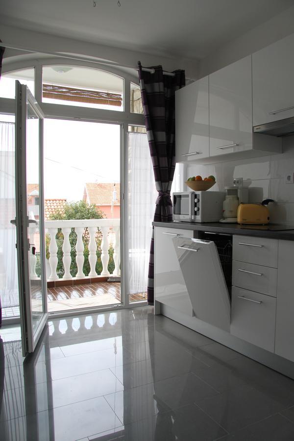 Apartment Paula With Private Jacuzzi And Parking- Near The Beach Zadar Exterior photo