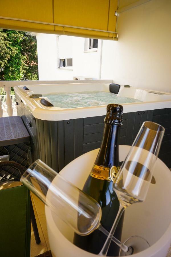 Apartment Paula With Private Jacuzzi And Parking- Near The Beach Zadar Exterior photo