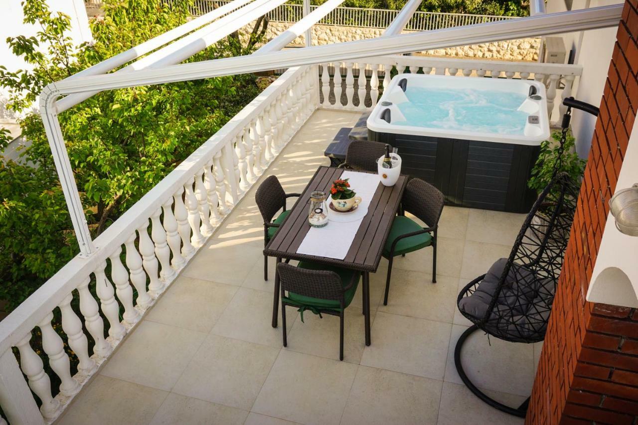 Apartment Paula With Private Jacuzzi And Parking- Near The Beach Zadar Exterior photo