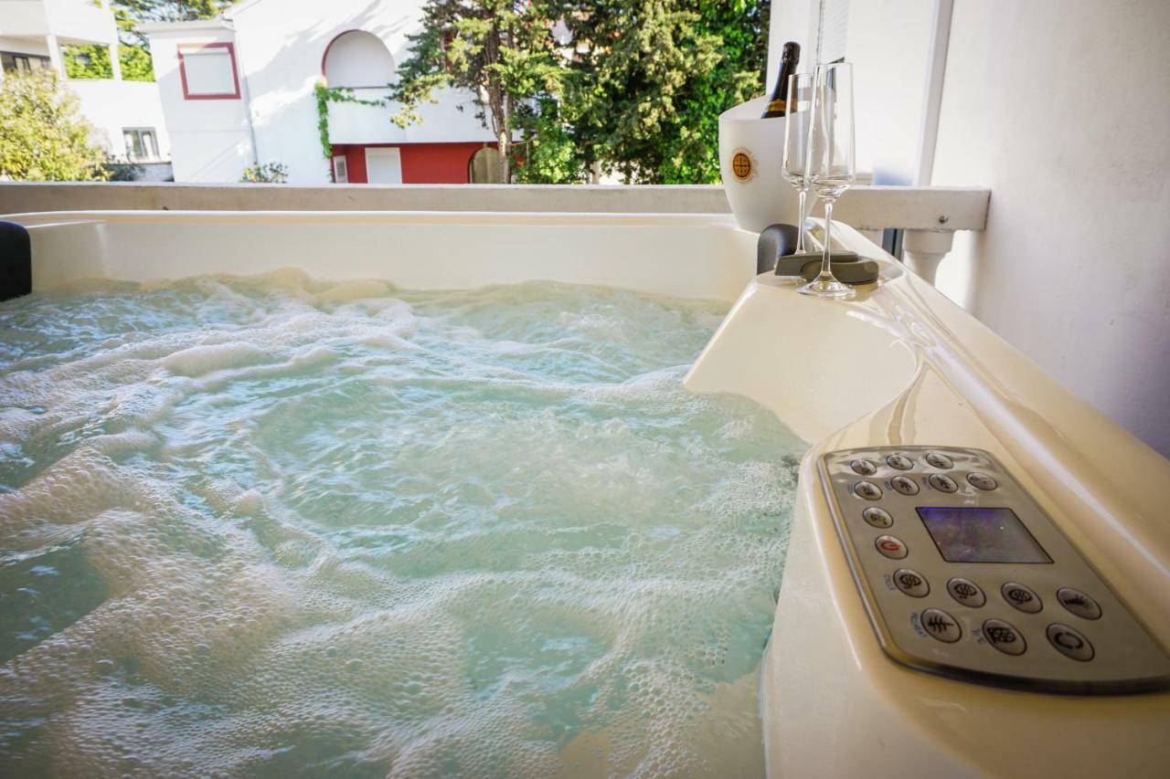 Apartment Paula With Private Jacuzzi And Parking- Near The Beach Zadar Exterior photo