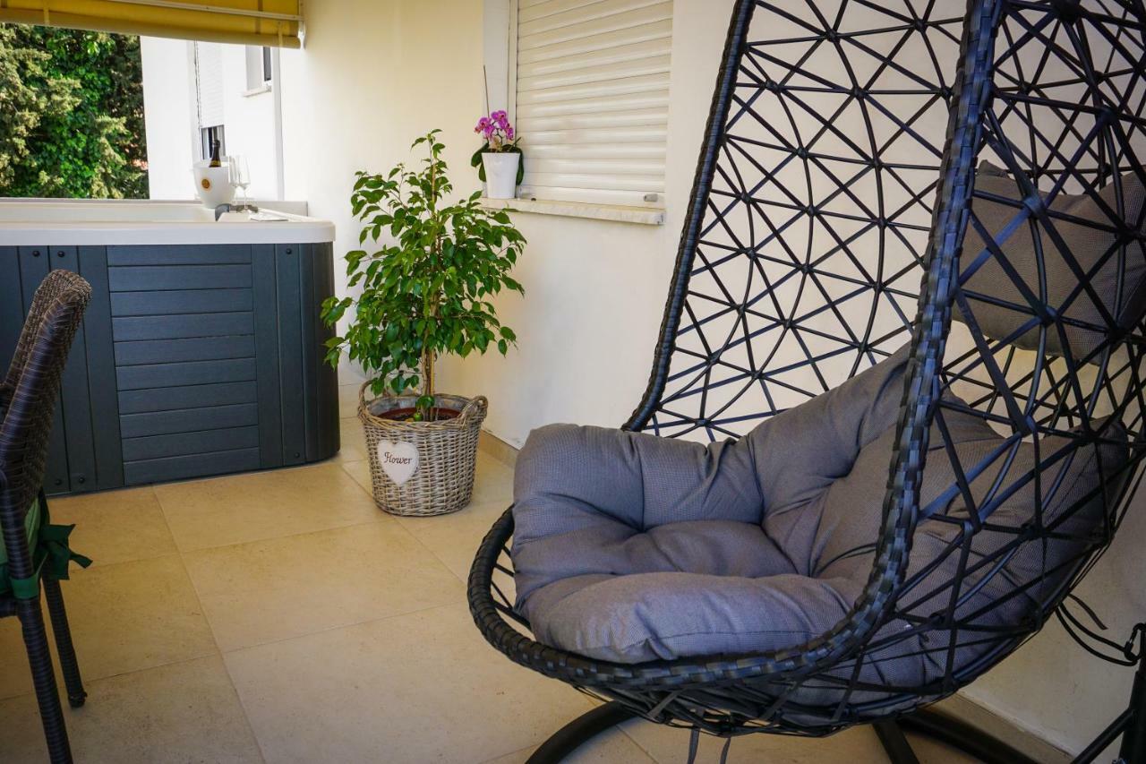 Apartment Paula With Private Jacuzzi And Parking- Near The Beach Zadar Exterior photo