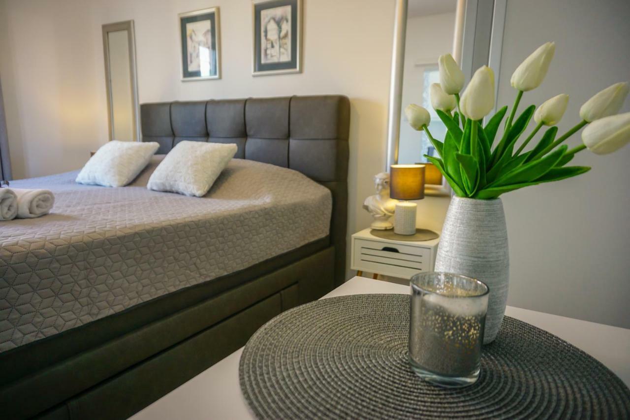 Apartment Paula With Private Jacuzzi And Parking- Near The Beach Zadar Exterior photo